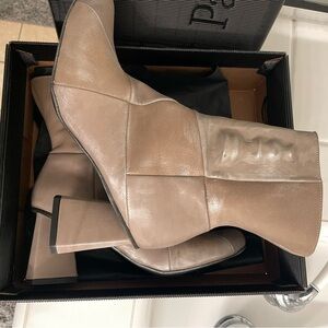 Unique NWT Avant Garge Beige Ankle Boots for Women